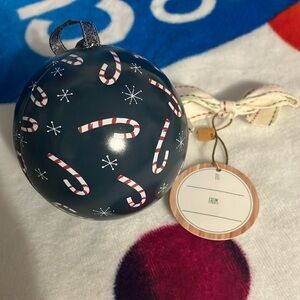 Bauble container for gift with tag